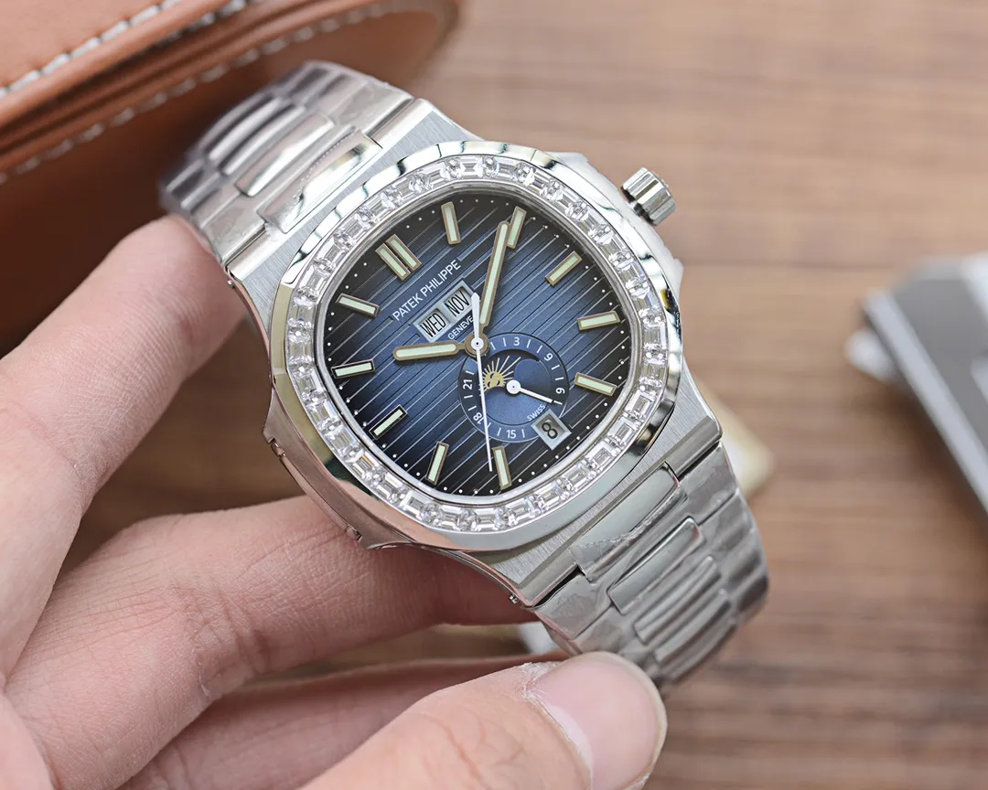 【Top replica】💰2400! Patek Philippe Sporty Elegance Series 5726/1A-014 1. The structure of the case is the same as the original one. The hole on the case is beveled. When the screw is screwed in, it will move downward to tighten the front cover. The three-layer waterproof ring screw-in crown makes the case super waterproof. 2. The replica movement in the 3.0 era is modified to Cal.324 S QA LU 24 H movement 3. The steel strap has good texture, can be bent flexibly, and is comfortable to wear. It does not have the bending range of some versions on the market that is not enough to wear on small wrists, and the strap cannot be bent. The buckle is made of spring steel and has good elasticity. 4. Functions include three-hand time display, month and week calendar display, and moon phase 24h display. The functions are real and usable. The quick adjustment position of the month and week is different from other versions on the market and remains consistent with the original.